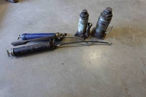 lot 544 image: Bottle Jacks and Grease Guns