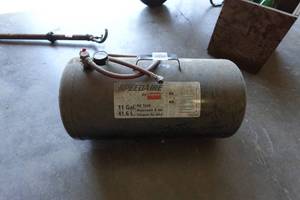 lot 548 image: Speedaire 11 Gallon Air Tank
