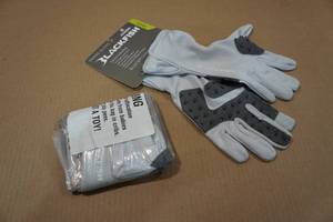 lot 43 image: 2 Sets of Blackfish Guide Shade Gloves - Small