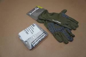 lot 46 image: 2 Sets of Blackfish Guide Shade Gloves - Large