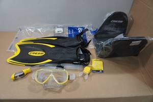 lot 116 image: Cressi Adult Rondine Palau Fin Snorkel Set - Fin Size XSS