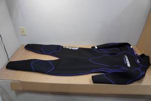 lot 120 image: Cressi Ladies Maya 2.5mm Wetsuit - XL5