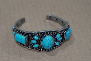 lot 151 image: Navajo Style Turquoise Stone Bracelet