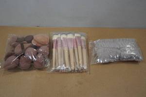lot 164 image: Makeup Brush, Sponge and Pad Set