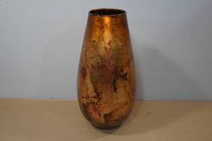 lot 186 image: Vintage Cristallerie Gold Glass Vase