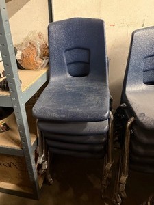 lot 74 image: 5 Wheeled Plastic Chairs