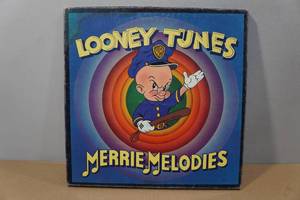 lot 102Y image: Looney Tunes Merrie Melodies Box Set Vinyl Record