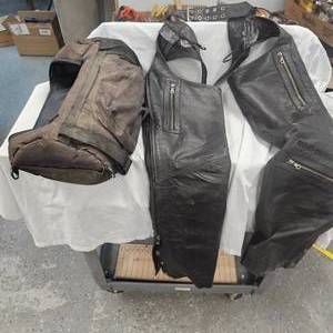 lot 45 image: Harley Davidson Chaps, sz Medium wBag