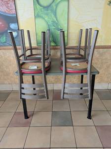 lot 6 image: COMMERCIAL RESTAURANT DINING TABLE & CHAIR SET RED