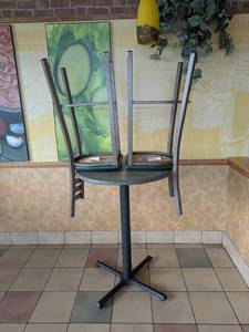 lot 8 image: COMMERCIAL RESTAURANT DINING TABLE & BAR STOOLS (2) GREEN