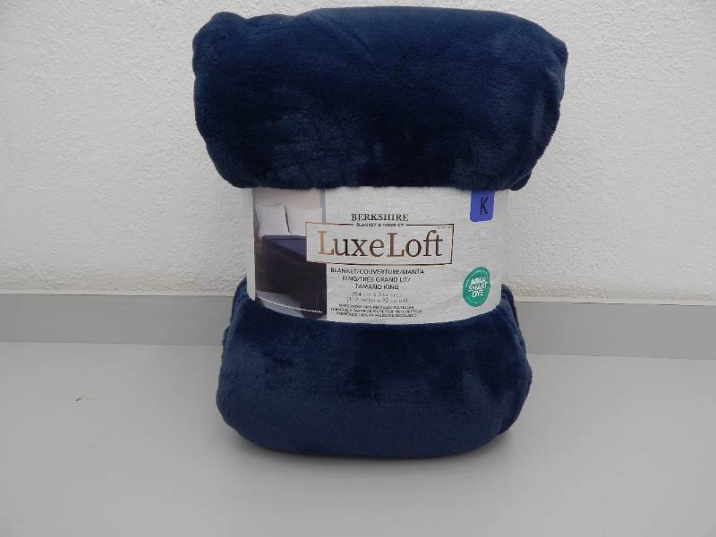 lot 16 image: King Throw Blanket