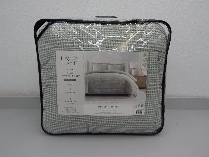 lot 5 image: 3 Piece King Comforter Set