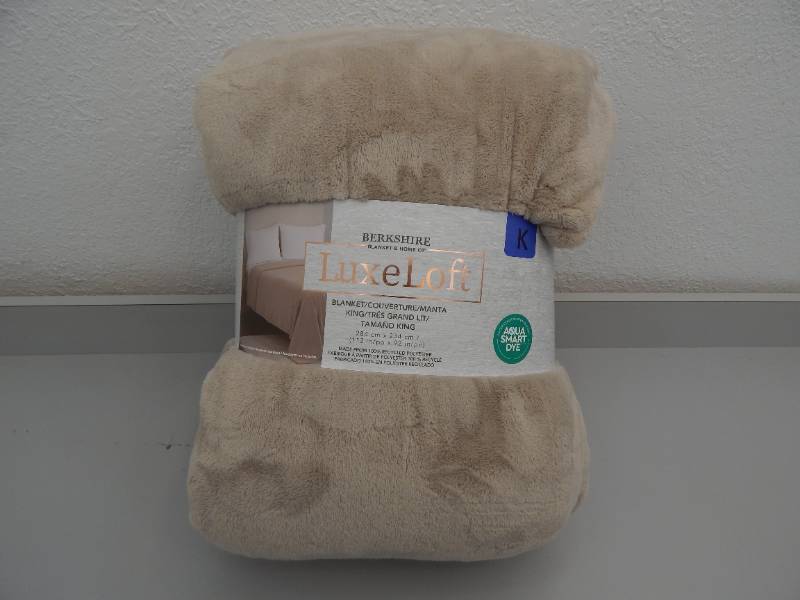 lot 17 image: King Throw Blanket