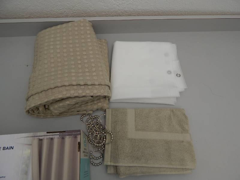 lot 19 image: 4 Piece BathroomShower Set