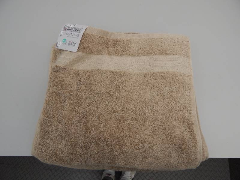 lot 20 image: Set of 2 Bath Towels