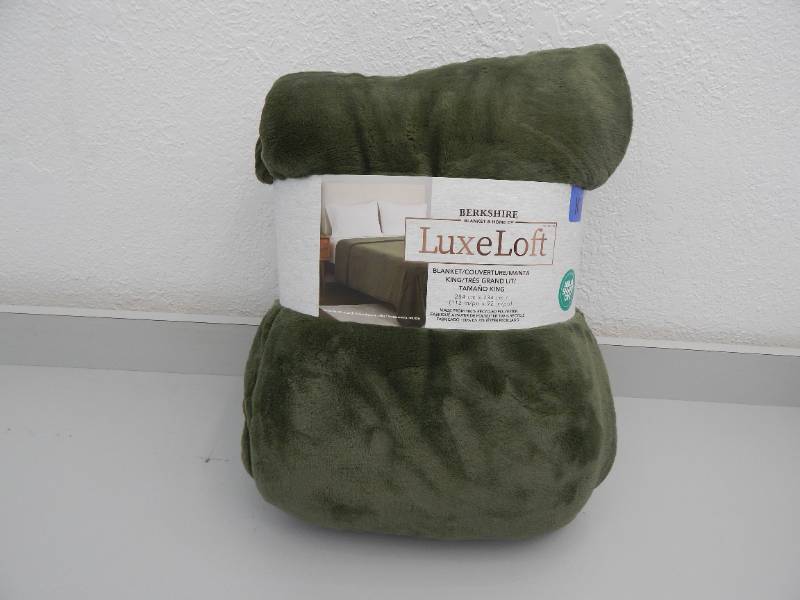 lot 25 image: King Throw Blanket