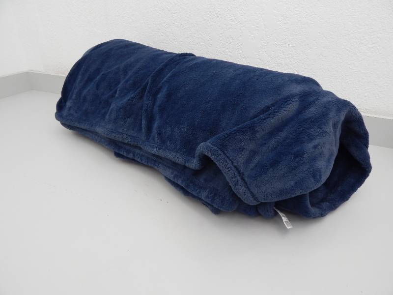 lot 28 image: King Throw Blanket