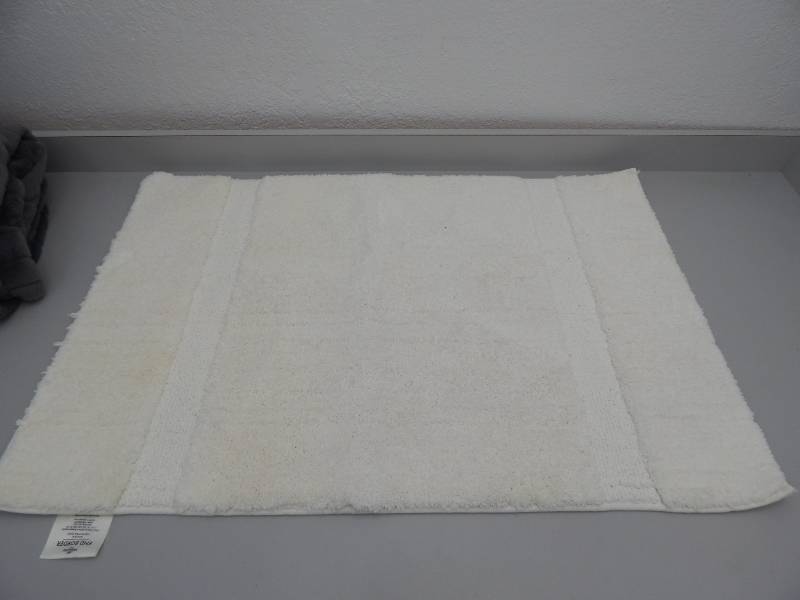 lot 30 image: Polyester Bath Rug