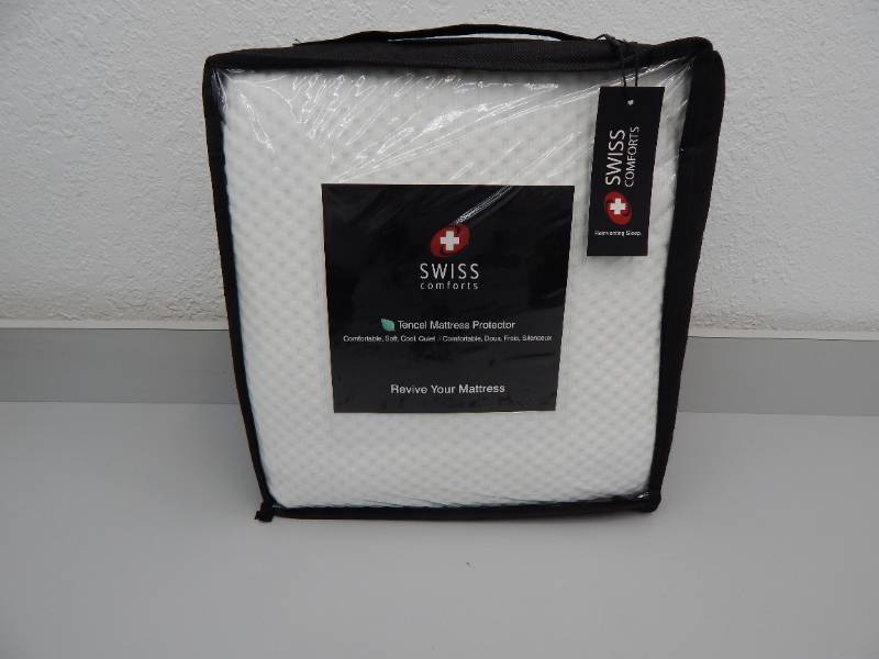 lot 33 image: King Mattress Protector