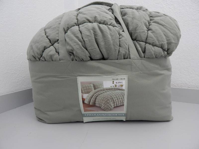 lot 36 image: King- 3-Piece Comforter Set