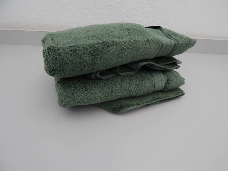 lot 100 image: 2 piece bath towel set