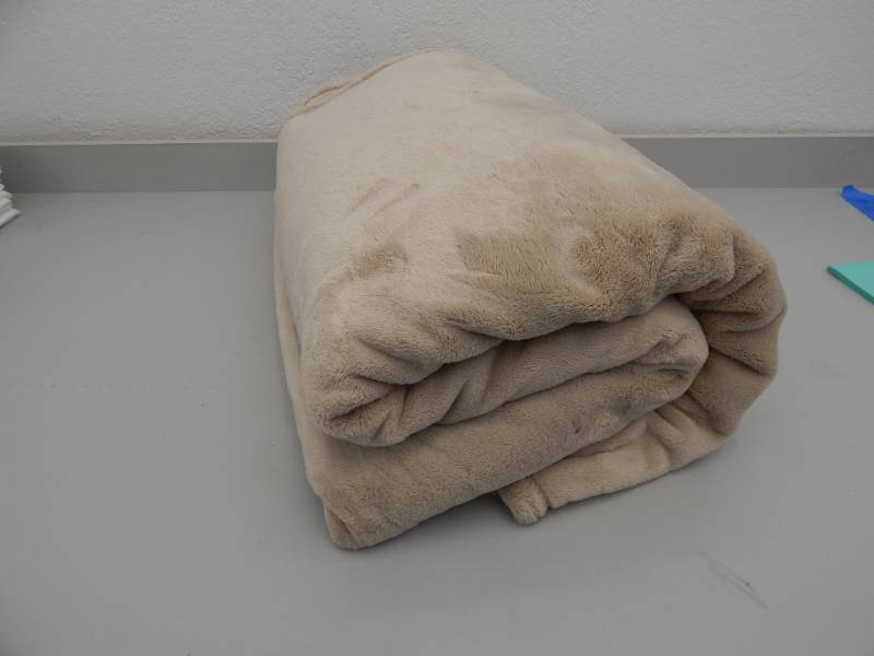 lot 110 image: Queen Throw Blanket