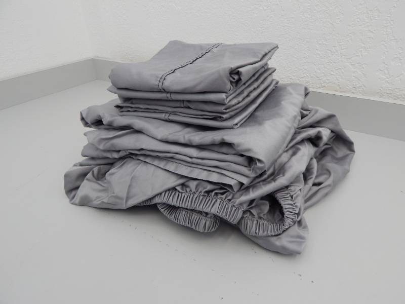 lot 116 image: Queen 6-piece sheet set