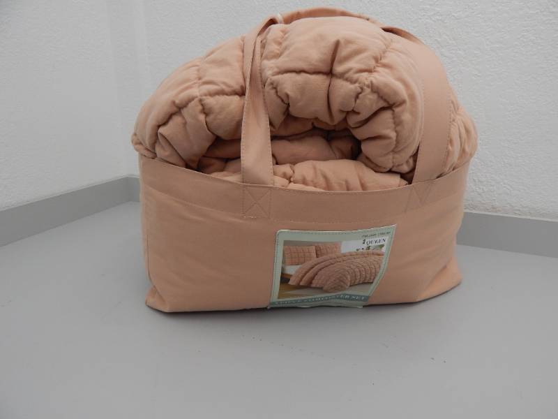 lot 119 image: Queen 3-piece comforter set