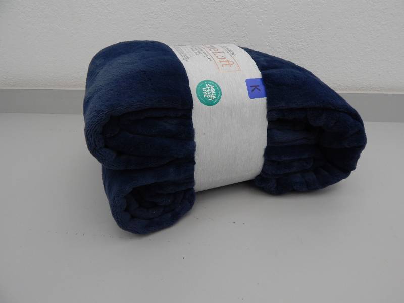 lot 124 image: King Throw Blanket