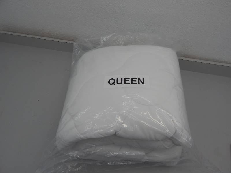 lot 142 image: Queen comforterduvet insert