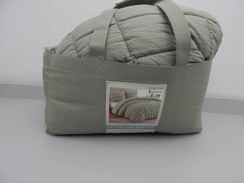 lot 146 image: Queen 3-Piece Comforter Set