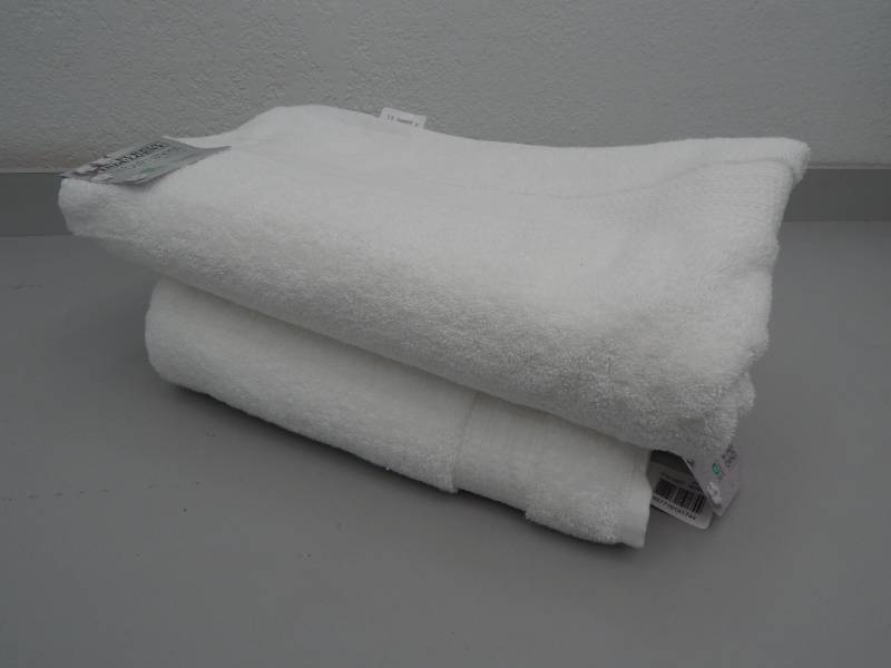 lot 156 image: 2 Bath Towels