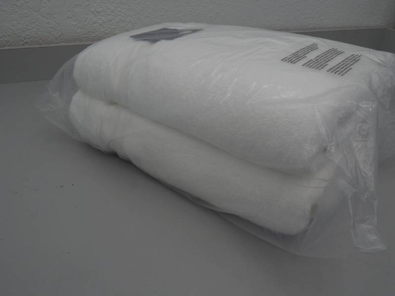lot 73 image: Set of 2 Egyptian Cotton Bath Towels