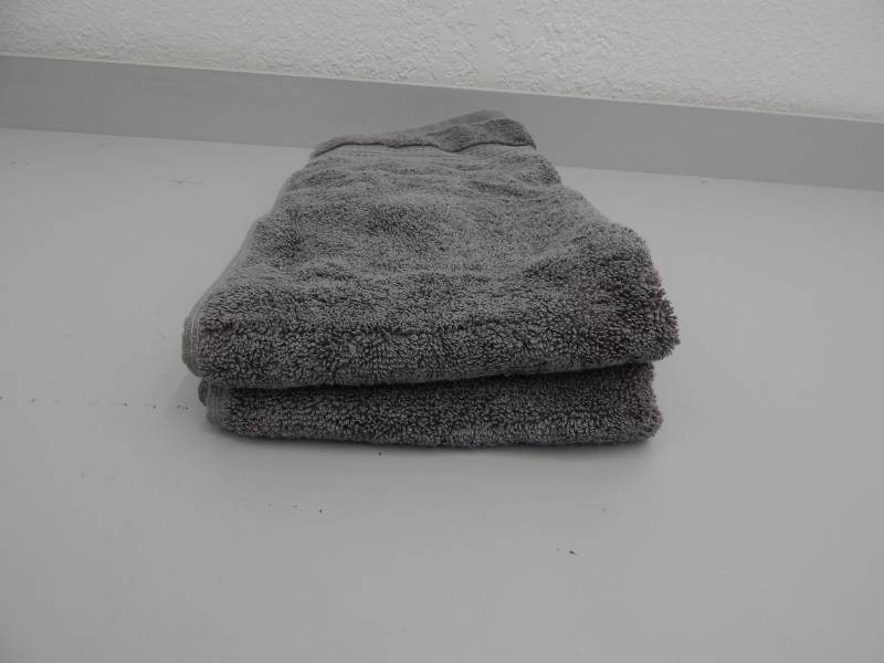 lot 83 image: Set of 2 hand towels