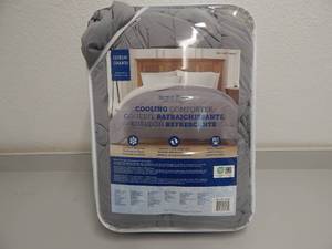 lot 7 image: Queen Cooling Comforter