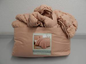 lot 11 image: Queen 3 Piece Comforter Set - PeachyCoral