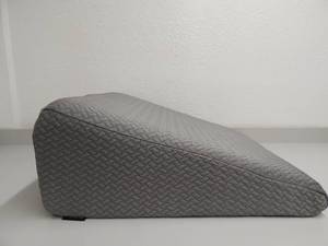 lot 13 image: Cooling Memory Foam Wedge Pillow