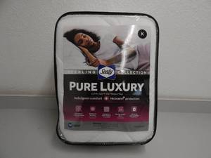 lot 15 image: Sealy King Mattress Protector