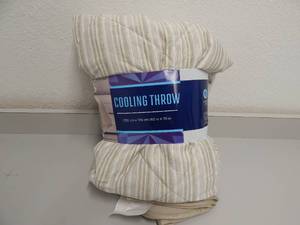lot 23 image: Cooling Throw Blanket