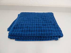 lot 24 image: 100% Cotton Bath Towel