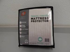 lot 32 image: Queen Mattress Protector