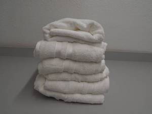 lot 35 image: 6 Piece Towel Set - white