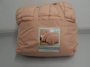 lot 49 image: Queen 3 Piece Comforter Set - PeachCoral