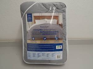 lot 50 image: King Cooling Comforter