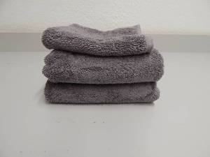 lot 69 image: 3 Piece Hand Towel Set