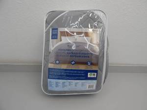 lot 79 image: Queen Grand Cooling Comforter