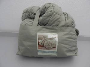 lot 85 image: King 3 Piece Comforter Set