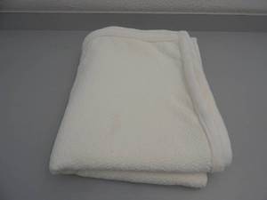 lot 105 image: Cream Reversable Blanket