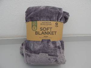 lot 117 image: Queen Soft Throw Blanket