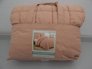 lot 141 image: Queen 3 Piece Comforter Set - PeachCoral